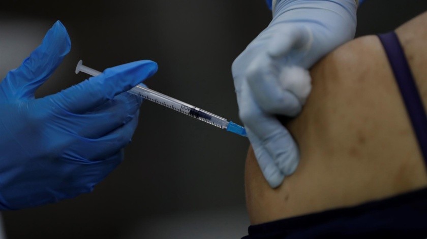 La vacuna contra el covid Astrazeneca ahora preocupa en Reino Unido.(EFE)
