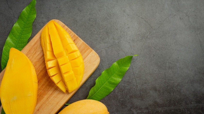 El mango es un alimento seguro de consumir para la mayoría de las personas.(Foto por jcomp en Freepik)