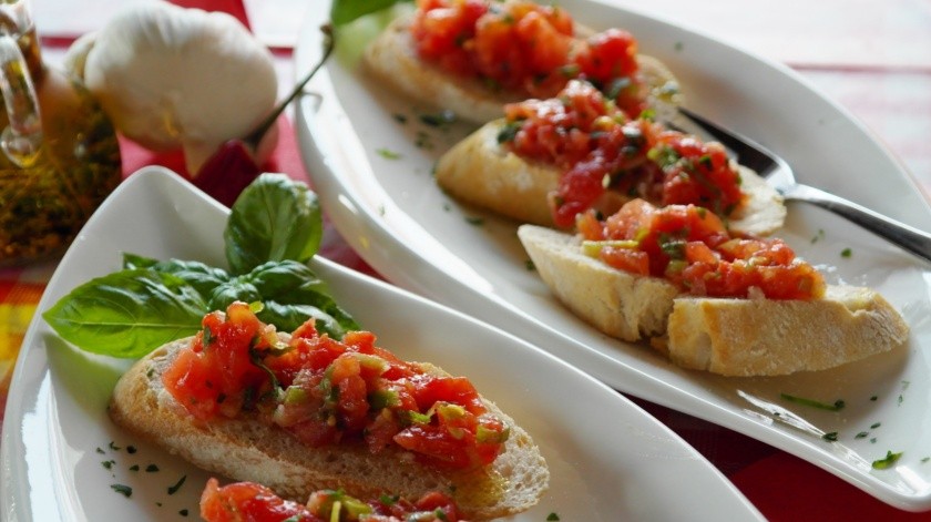 Estas Bruschetta de tomate con albahaca puedes aprovechar y compartirlas en casa con tus seres queridos.(Pixabay.)