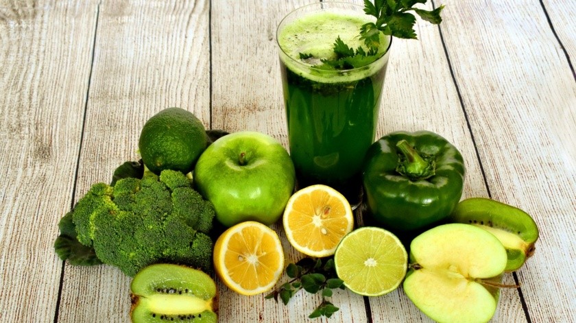 La mayoría de las frutas y verduras, preferentemente verdes, contribuyen a una buena salud digestiva. Además, los jugos verdes son también una excelente fuente de fibra si se toman regularmente.(Pixabay)