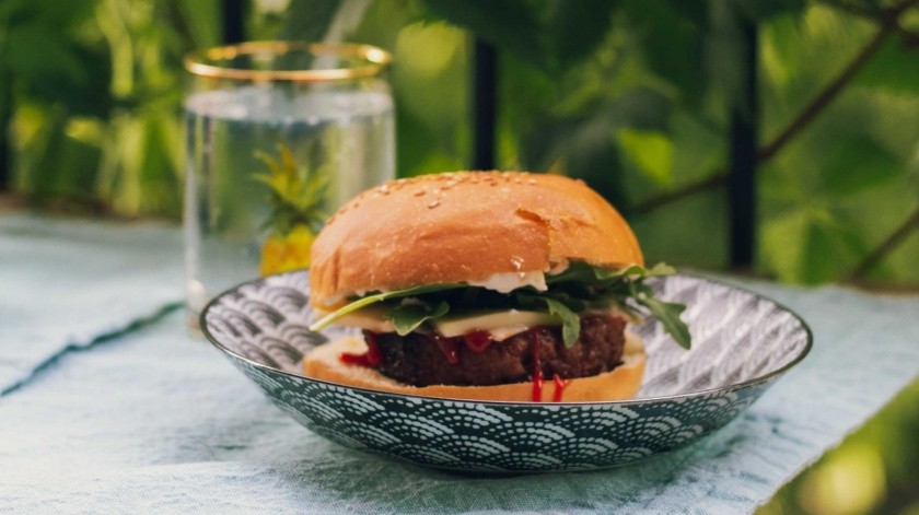 Las hamburguesas pueden ser un platillo sano dependiendo de los ingredientes que elijas.(Unsplash)