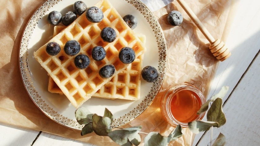 Los waffles son conocidos por ser versátiles para disfrutar con toppings dulces o salados.(Unsplash)