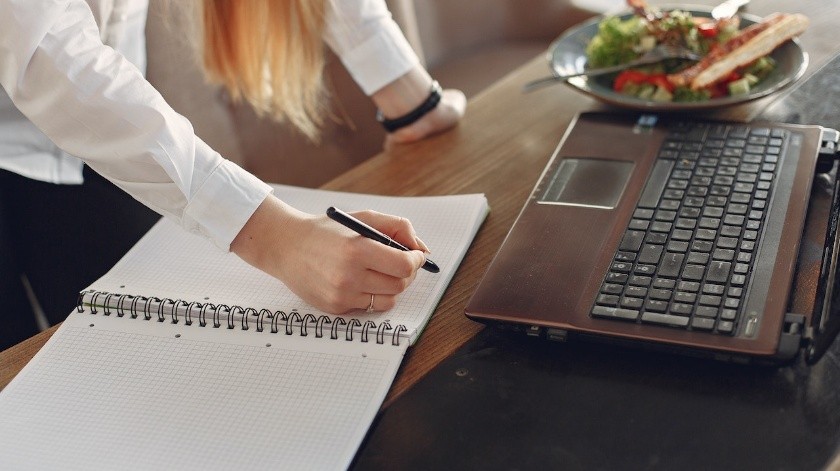 La mujer dice que su trabajo le ha sumado años.(Pexels.)