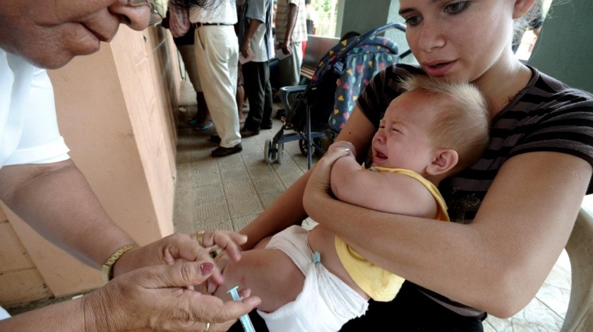 De acuerdo con las autoridades se estarán aplicando  un promedio de 850 mil dosis entre niños de uno a seis años contra el sarampión y la rubéola.(EFE)