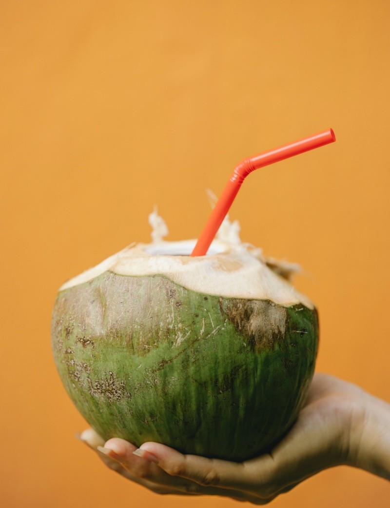 Una bebida natural que ayuda en la hidratación, debido a su contenido en agua y electrolitos. FOTO: Any Lane/PEXELS