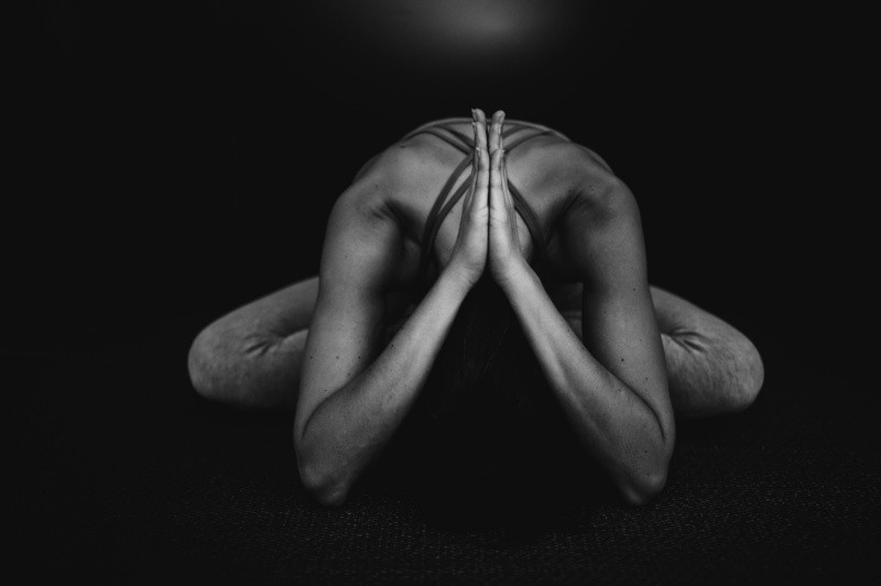 Aliviar la inflamación, el dolor y expulsión de gases puede ser posible con algunas posturas de yoga. FOTO: Conscious Design/UNSPLASH