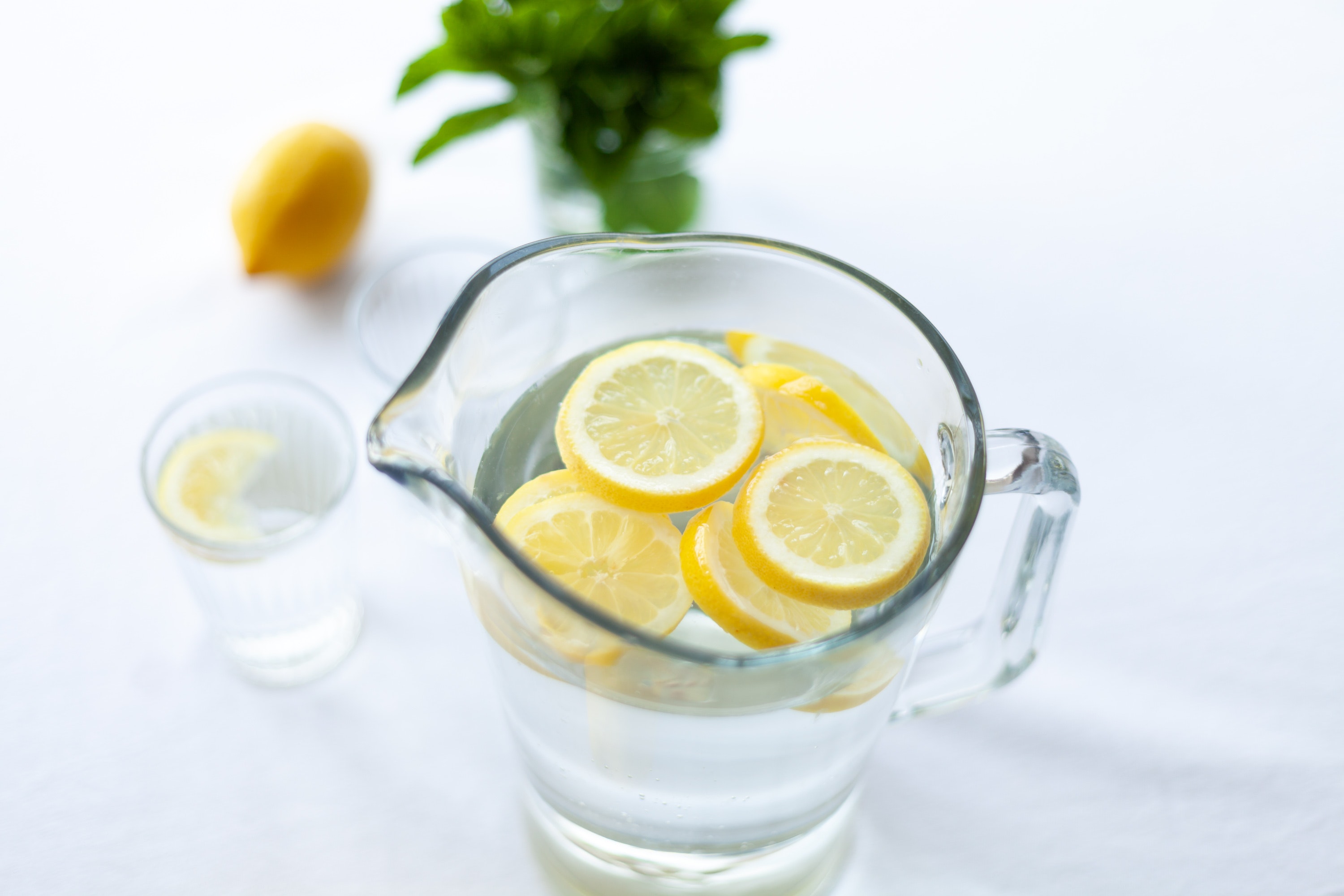 Beber agua con limón en ayunas Ventajas y desventajas de